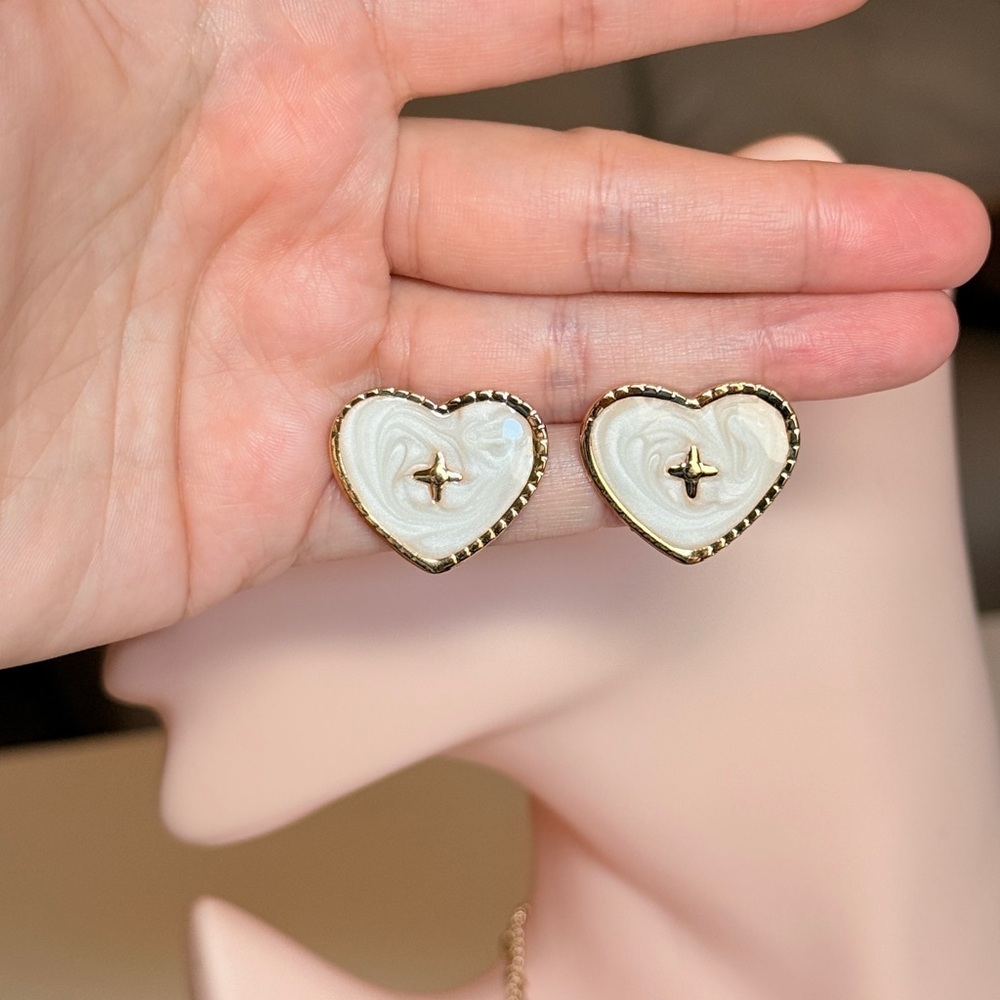 ⚜️ Gold and Cream Heart Earrings - Picture 3 of 9